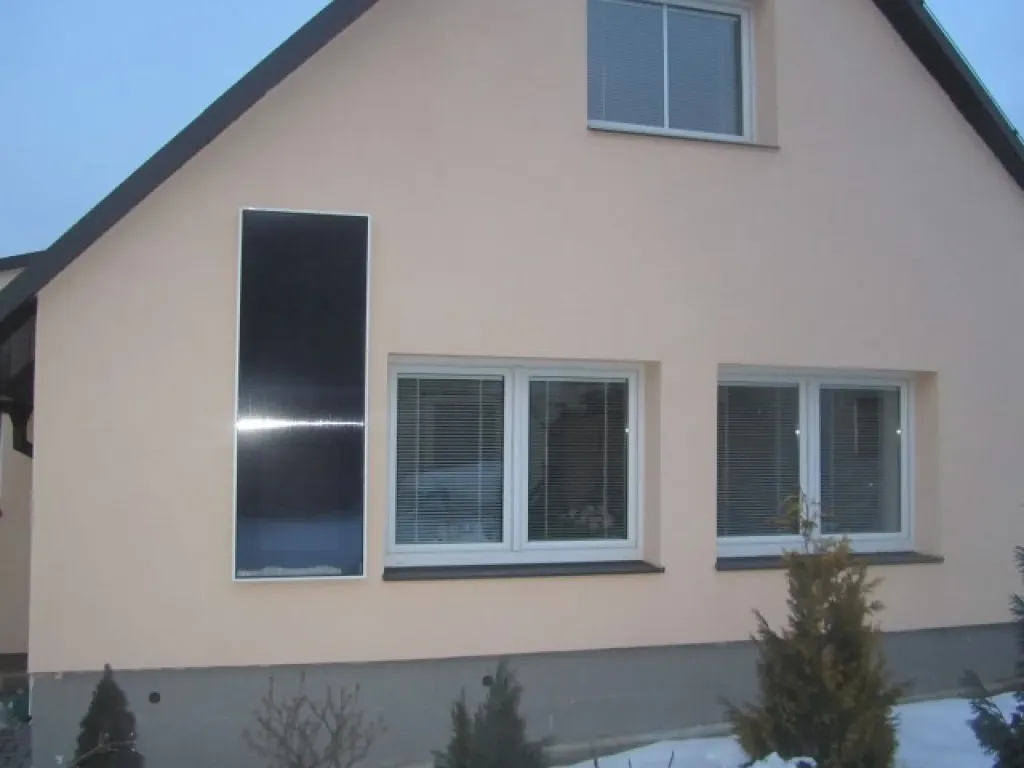 Teplovzdušný solární kolektor SolarVenti na fasádě rodinného domu