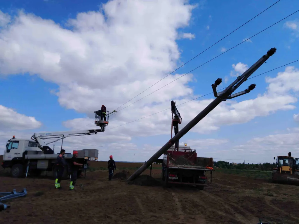 Nákladní vůz ELPE s hydraulickou rukou při osazování betonového sloupu
