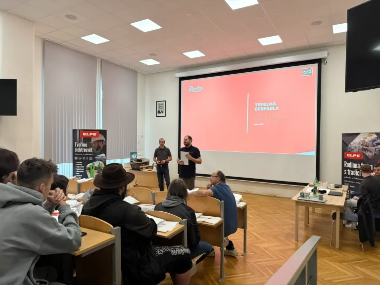Přednáška o tepelných čerpadlech v učebně s účastníky a prezentací firmy ELPE