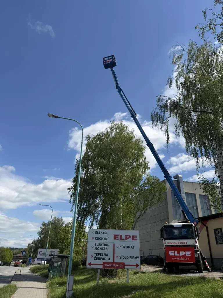 Vítáme nového člena flotily: pracovní autoplošina s dosahem 25 m