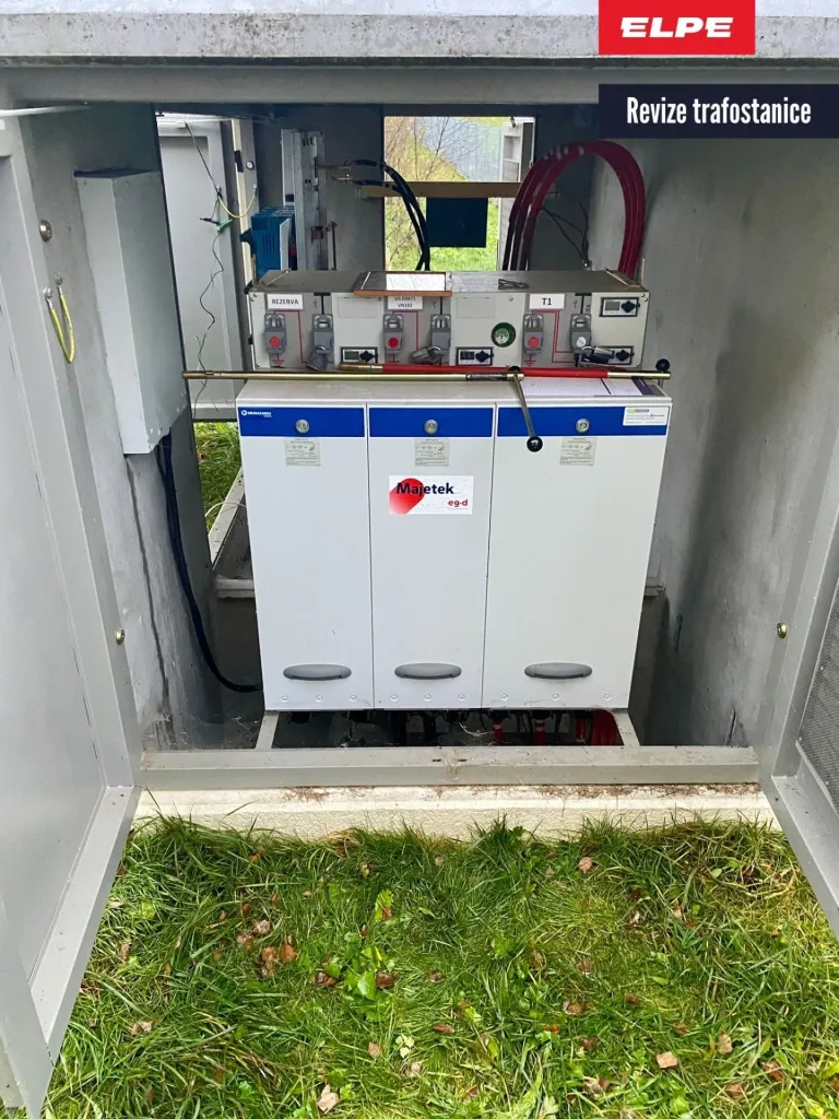 Otevřená trafostanice s rozvaděči a ovládacími prvky při revizi elektro služeb