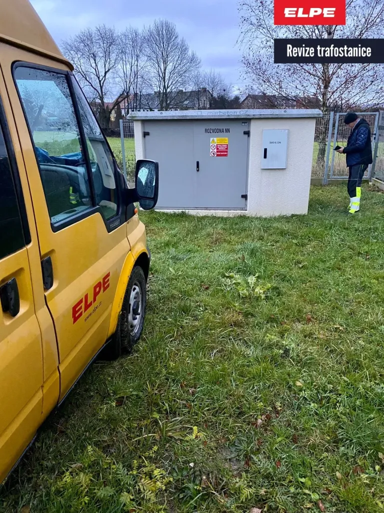 Technik provádí revizi trafostanice u venkovního rozvodného zařízení na trávníku