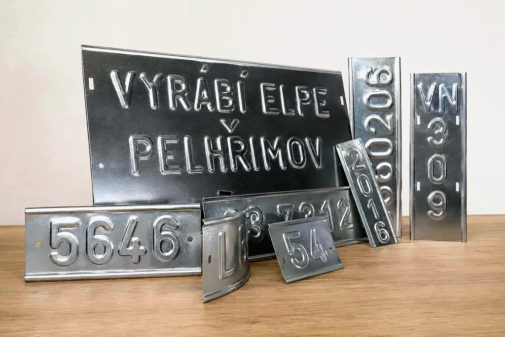 Ražené hliníkové štítky s vytlačenými znaky