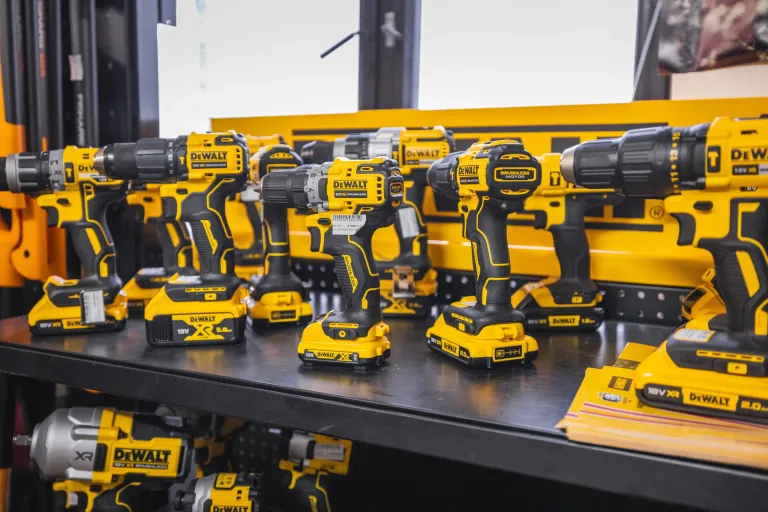 Vystavené aku nářadí DeWalt v prodejně Kovomat