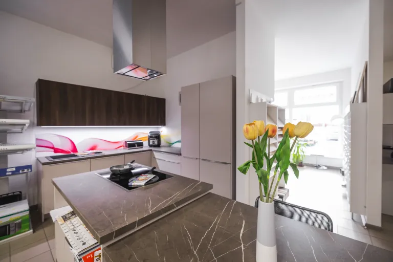 Moderní kuchyňské studio s ostrůvkem a žlutými tulipány v bílé váze