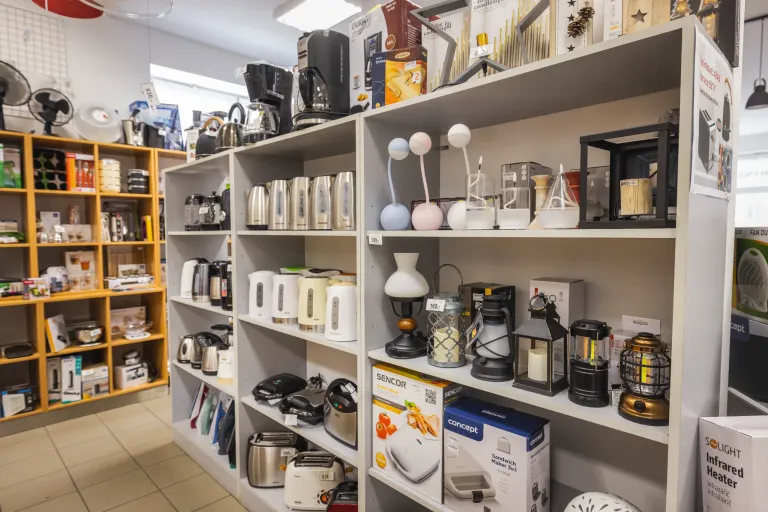 Prodejní regály s malými domácími spotřebiči a osvětlením v elektro obchodě ELPE