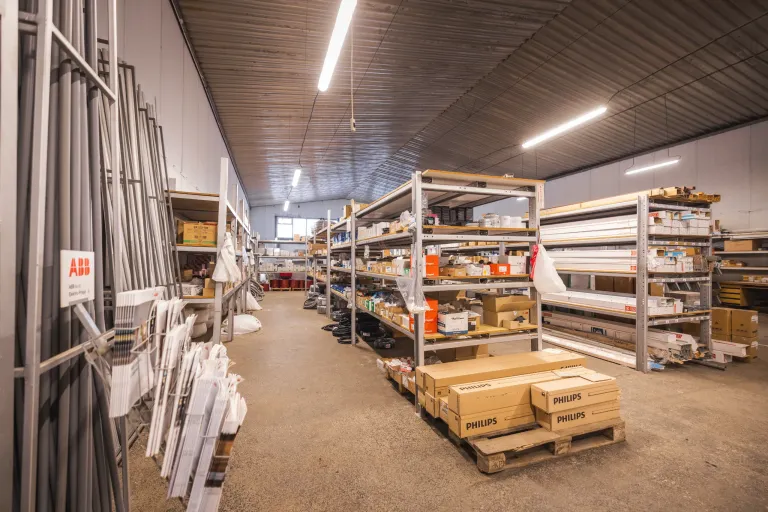 Interiér skladu velkoobchodu elektro s regály a elektroinstalačními materiály