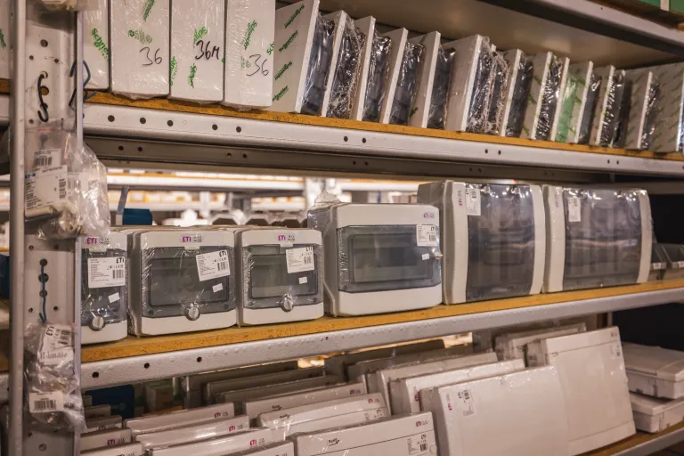 Regály s elektroinstalačními rozvaděči a elektrokomponenty ve velkoobchodě elektro