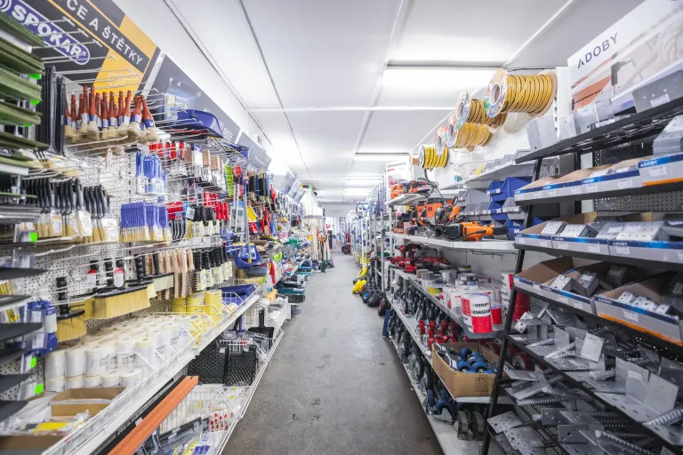 Ulička prodejny Kovomat plná ručního nářadí