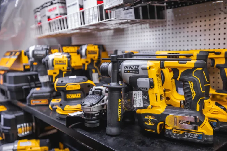 Aku nářadí DeWALT vystavené na prodejně Kovomat