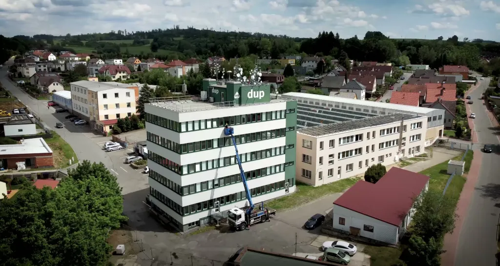 Terénní autoplošina ELPE vysunutá k administrativní budově