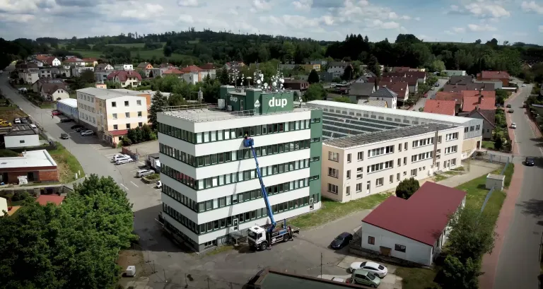 Terénní autoplošina ELPE vysunutá k administrativní budově