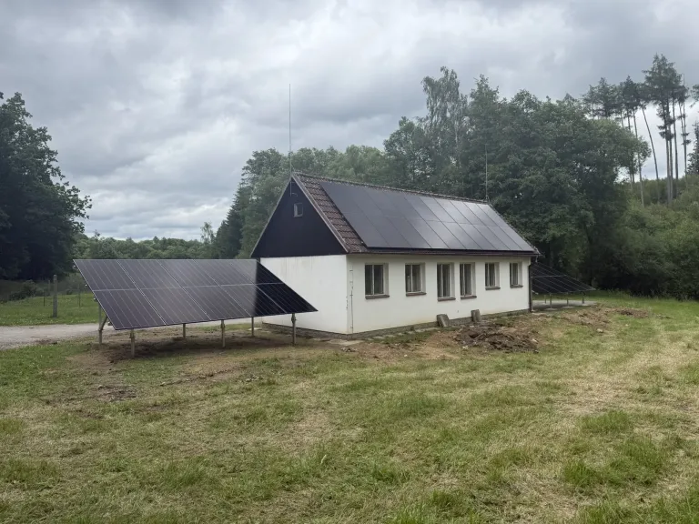 Fotovoltaická elektrárna u provozní budovy