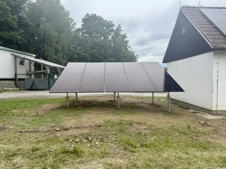 Instalace pozemní fotovoltaické elektrárny
