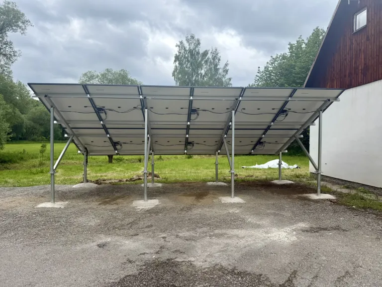 Pozemní konstrukce fotovoltaické elektrárny — realizace ELPE