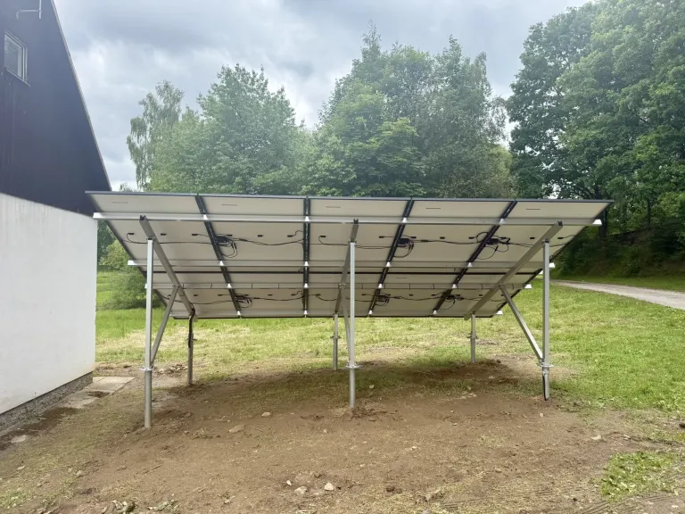 Detail nosné konstrukce pozemní fotovoltaické elektrárny