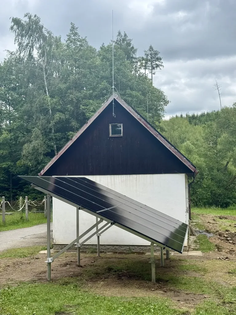 Pozemní fotovoltaická elektrárna z boku