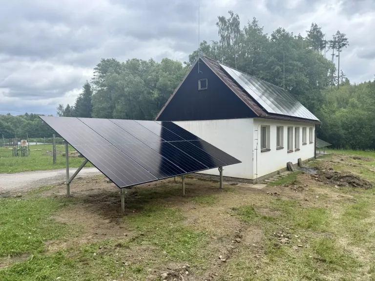 Fotovoltaické panely na pozemní konstrukci u čistírny odpadních vod
