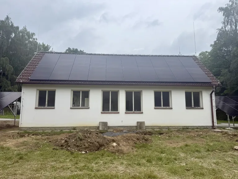 Fotovoltaické panely na střeše provozní budovy