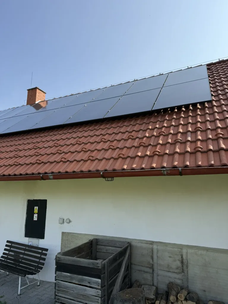 Fotovoltaické panely na střeše obecní budovy