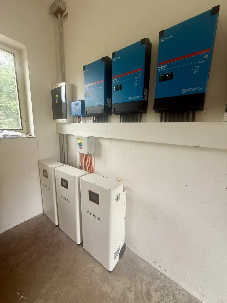 Střídače a bateriové úložiště fotovoltaické elektrárny