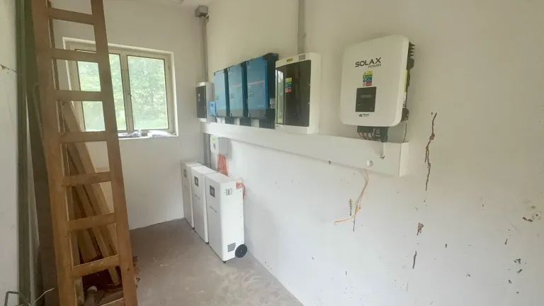 Střídače fotovoltaiky v technické místnosti