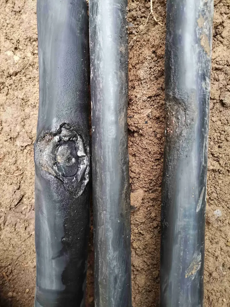 Detail HDPE chrániček uložených ve výkopu