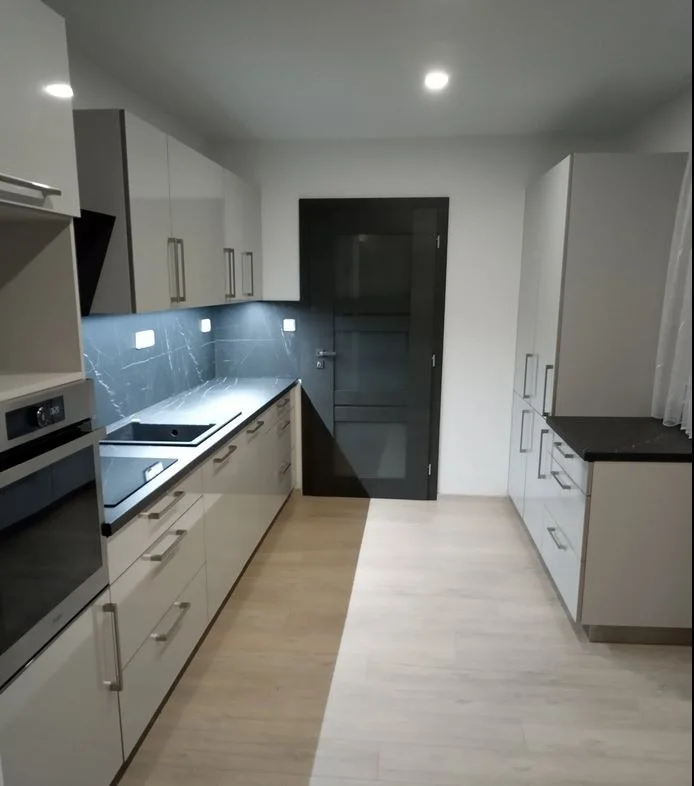 Realizace kuchyně ELPE: artic white lamino lesk