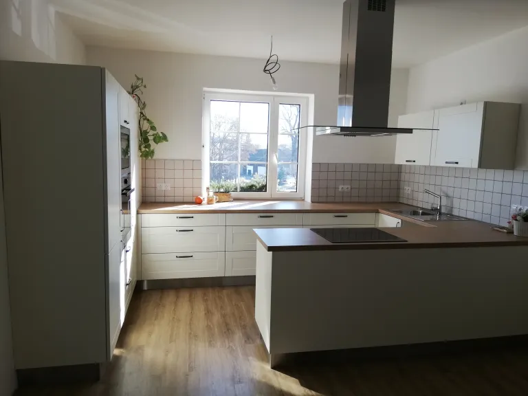 Realizace kuchyně ELPE: bílá alabastr s ostrůvkem