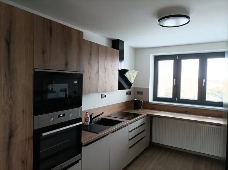 Realizace kuchyně ELPE: dub sunset s kašmírovou fólií