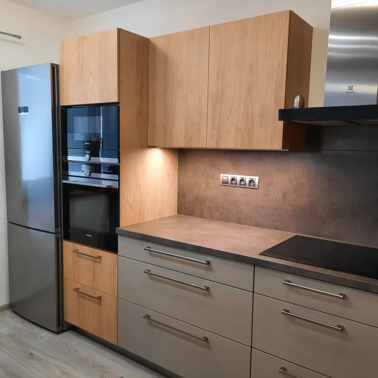 Realizace kuchyně ELPE: medium grey a dub přírodní, detail skříněk