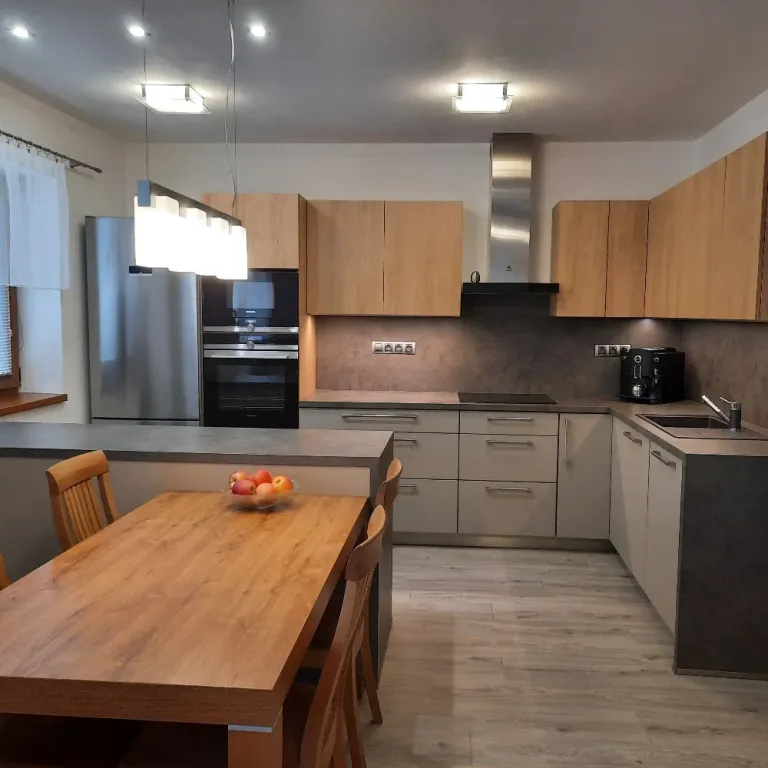 Realizace kuchyně ELPE: medium grey a dub přírodní s jídelním stolem