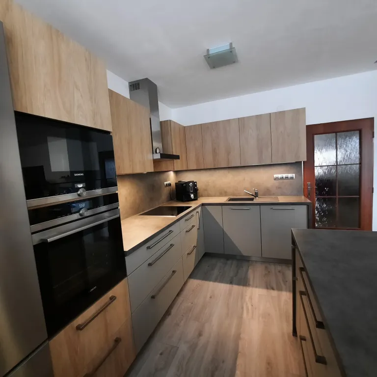 Realizace kuchyně ELPE: medium grey a dub přírodní