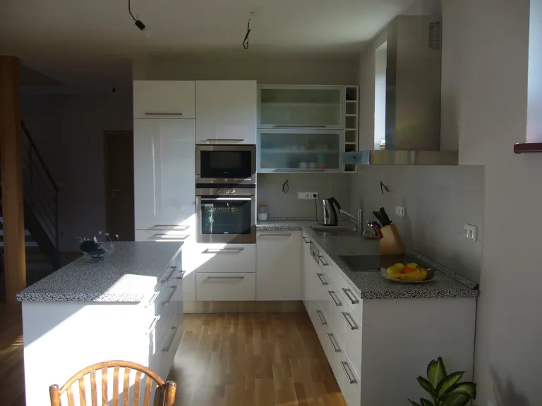 Realizace kuchyně ELPE: lak polar white lesk