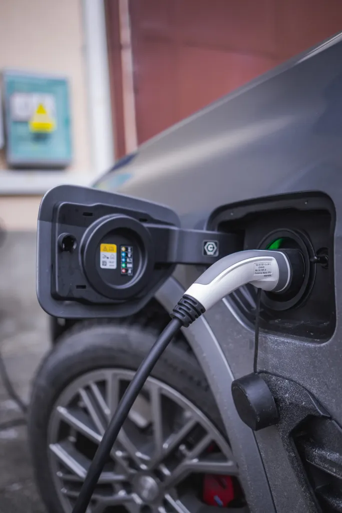 Nabíjení elektromobilu u firemní budovy