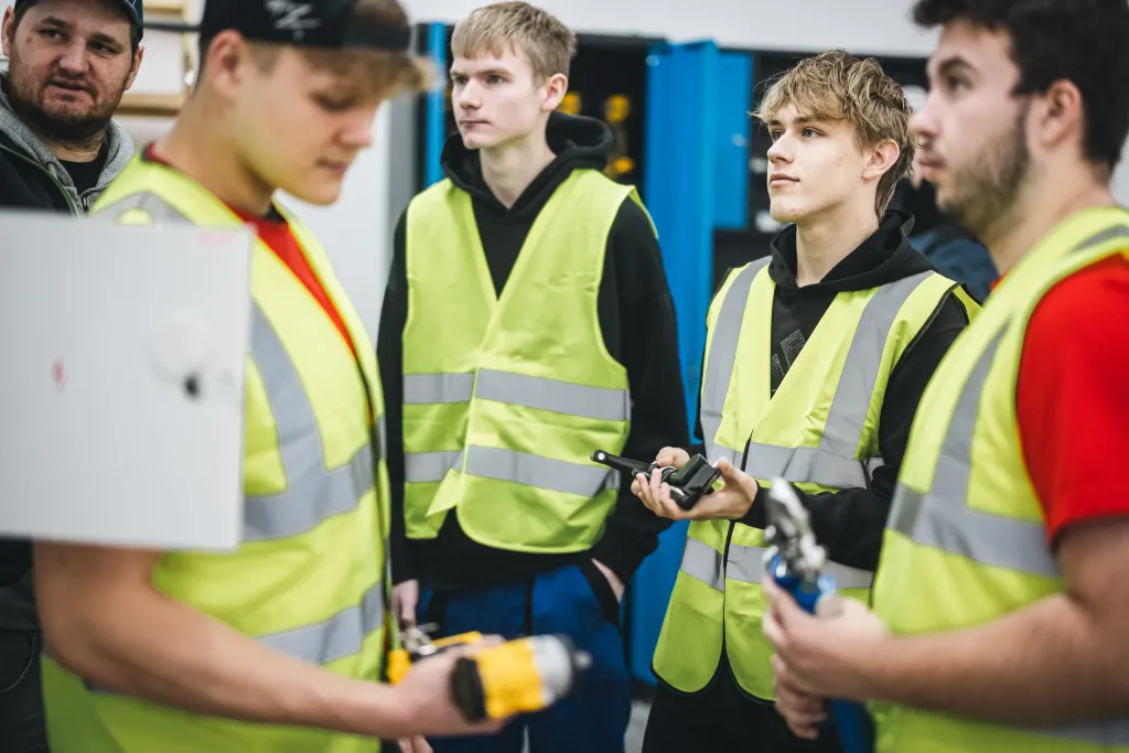 Studenti při odborné praxi v polygonu ELPE