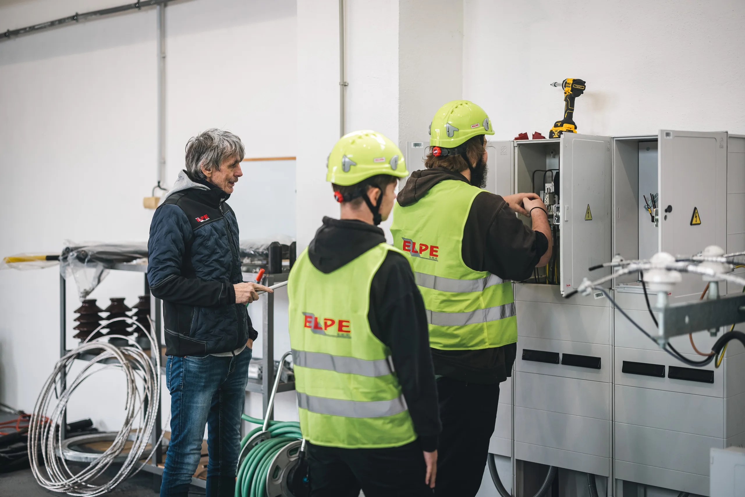 Výuka u elektrického rozvaděče ve výukovém polygonu s pracovníky ELPE