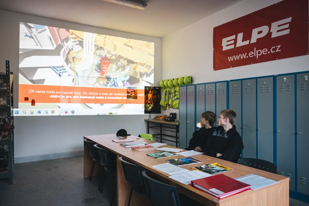 Učebna s projekcí pro teoretickou část výuky v Pelhřimově