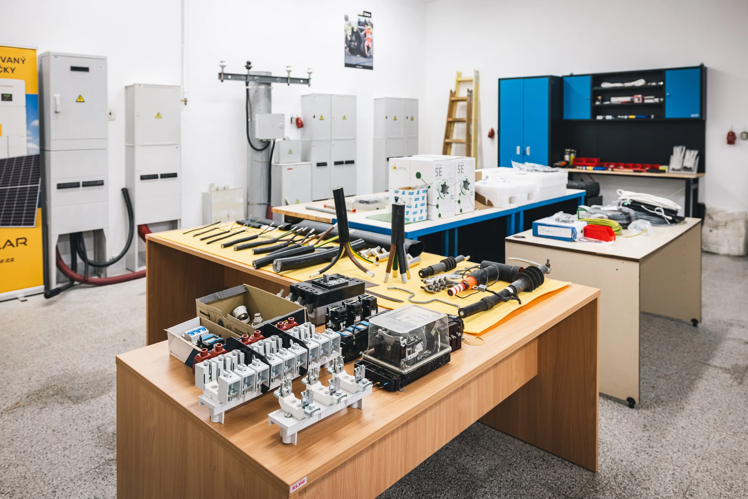 Moderní elektro dílna ELPE vybavená profesionálním nářadím
