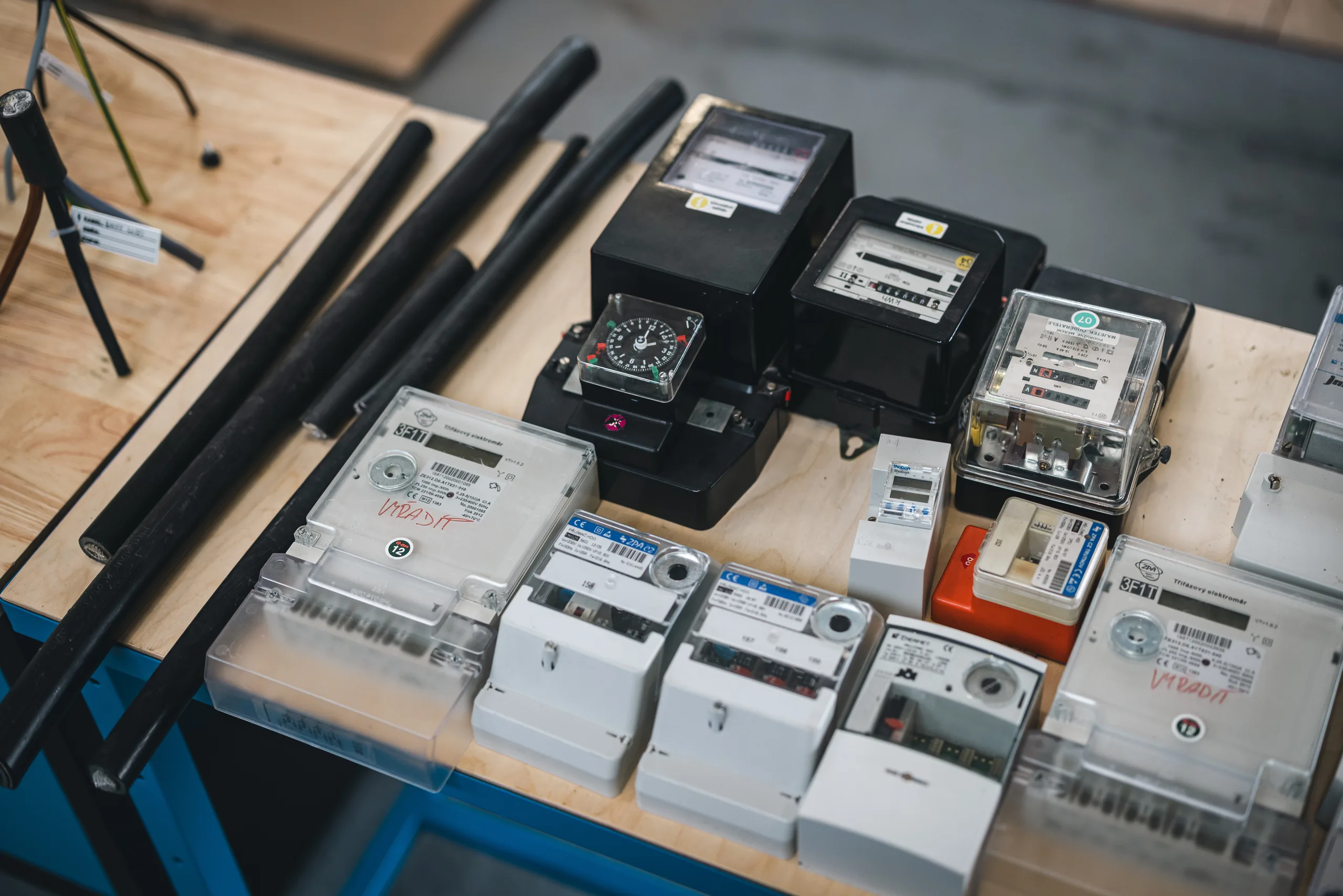 Měřicí přístroje a elektroměry pro odbornou výuku