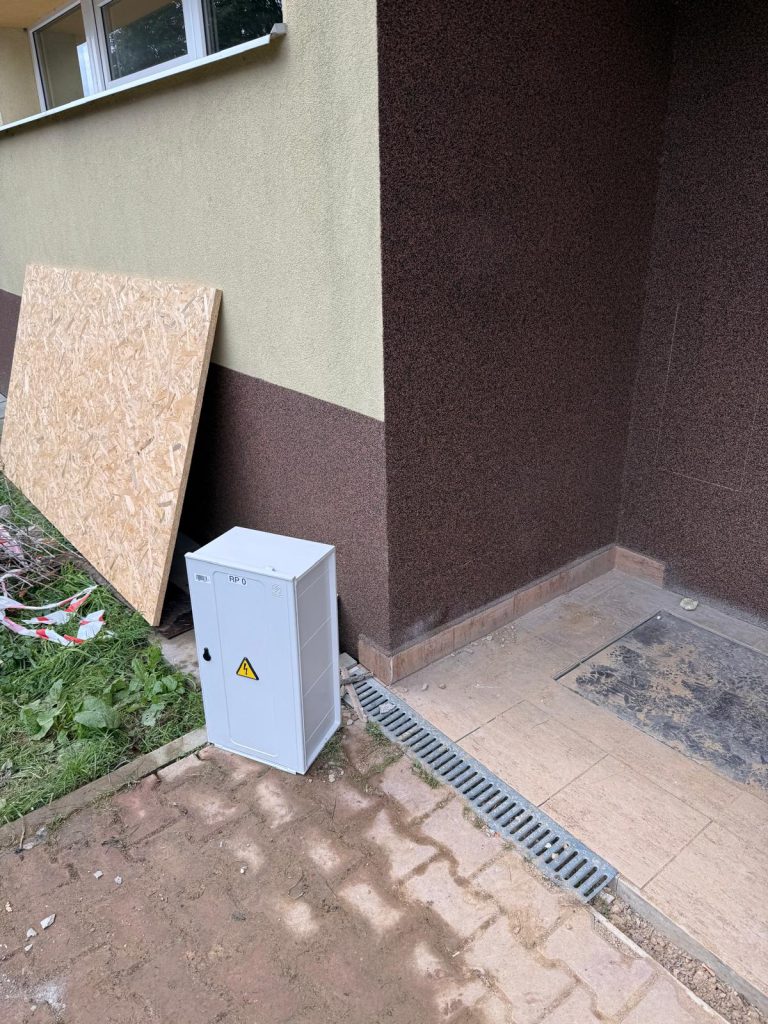 Nová přípojková skříň na fasádě bytového domu