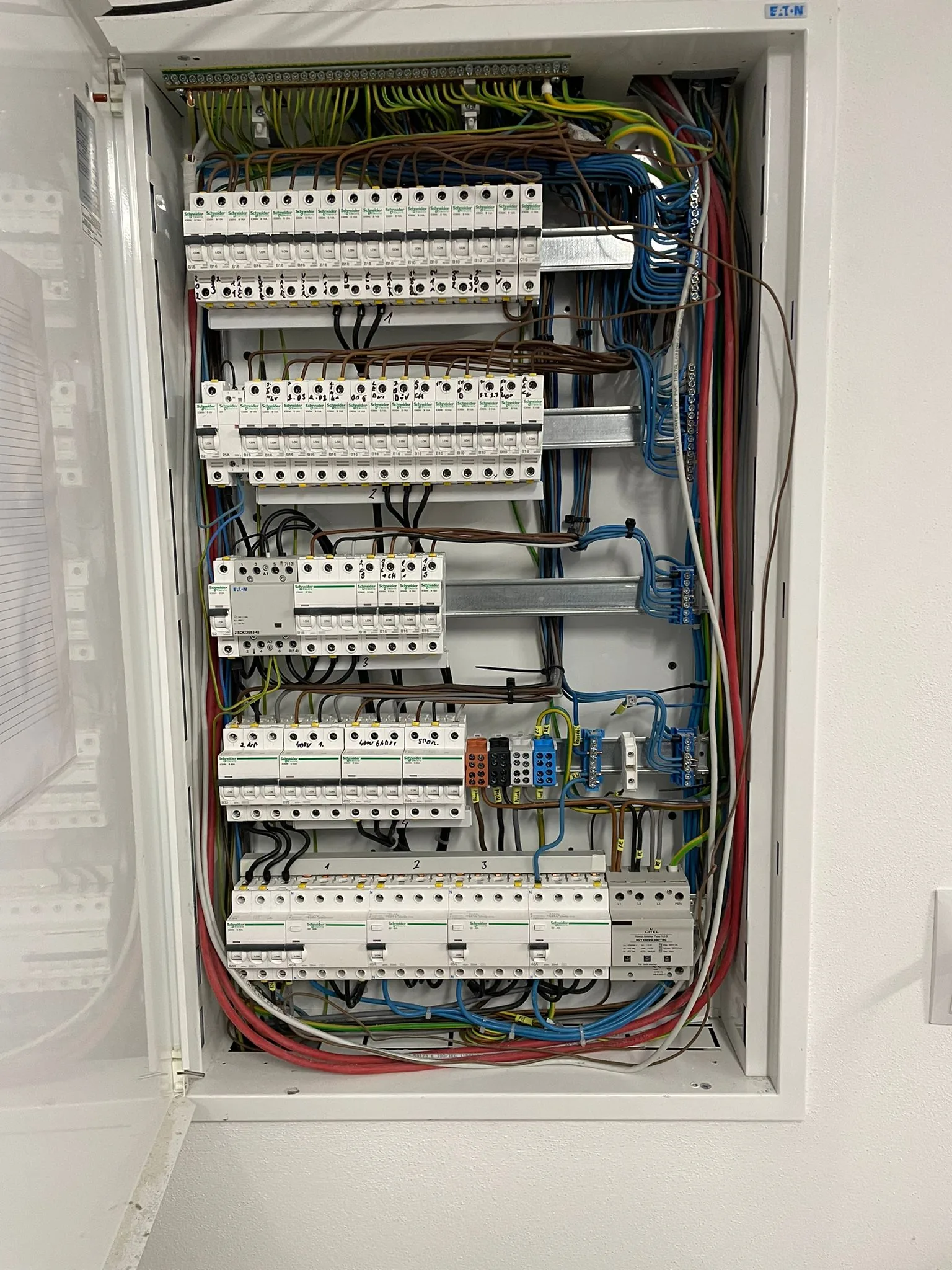 Elektro rozvaděč s jištěním a svorkovnicí pro elektromontáže