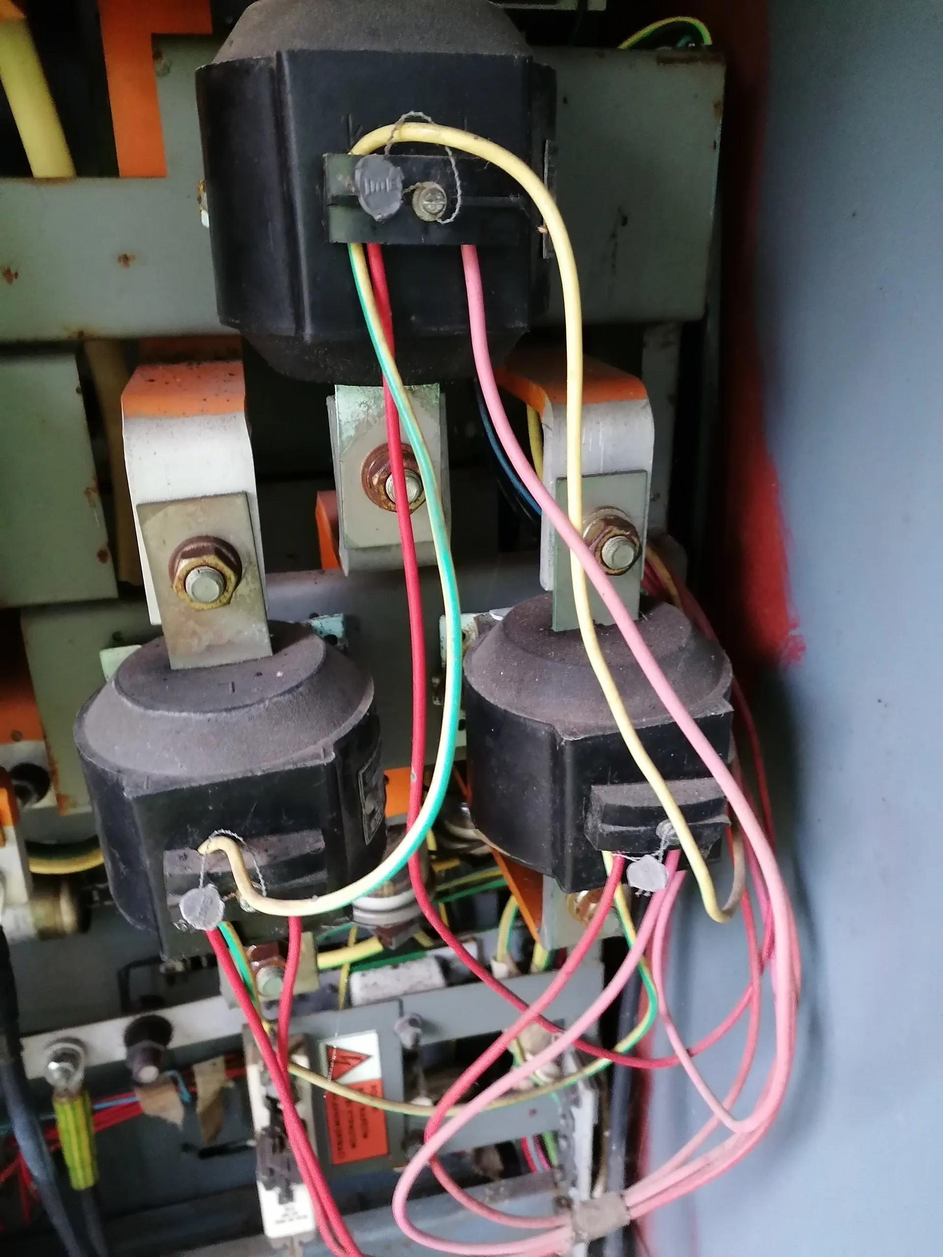 Detail elektrického zařízení rozvodny vysokého napětí s vodiči a izolátory