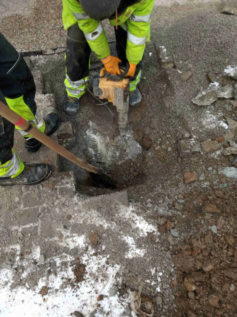 Ruční výkop v dlážděné ploše při pokládce kabelu