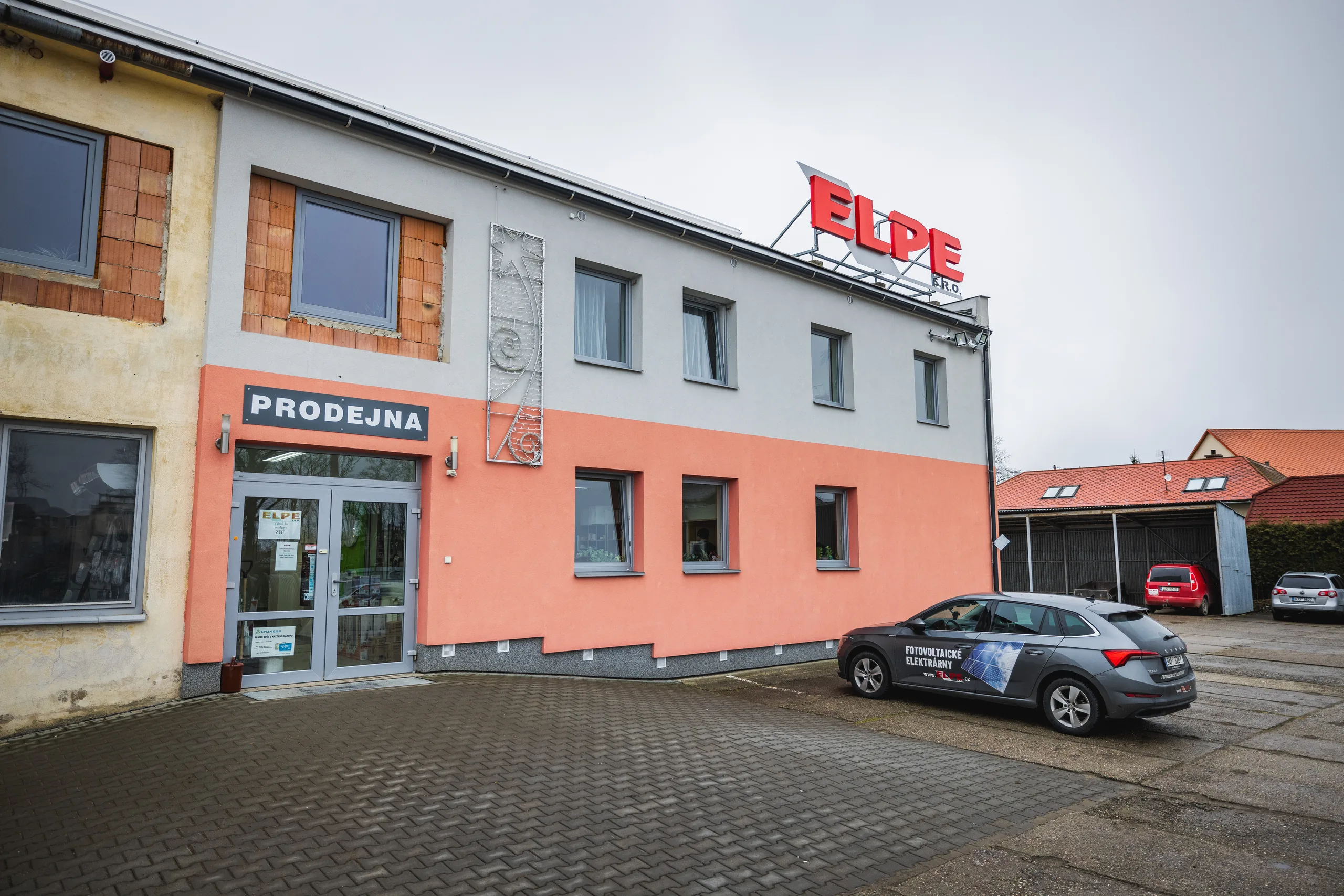 Provozovna ELPE v Jihlavě — vstup do prodejny