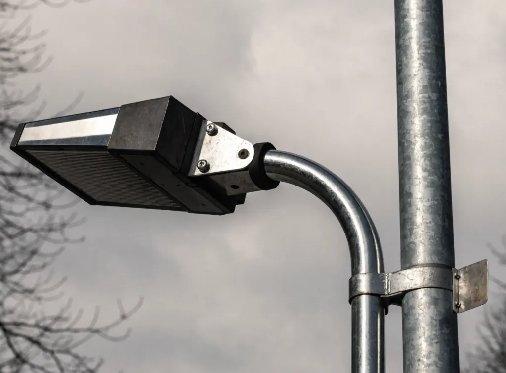 Moderní LED svítidlo na výložníku pozinkovaného stožáru veřejného osvětlení