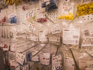 Regál se spojovacím materiálem, svorkami a dutinkami