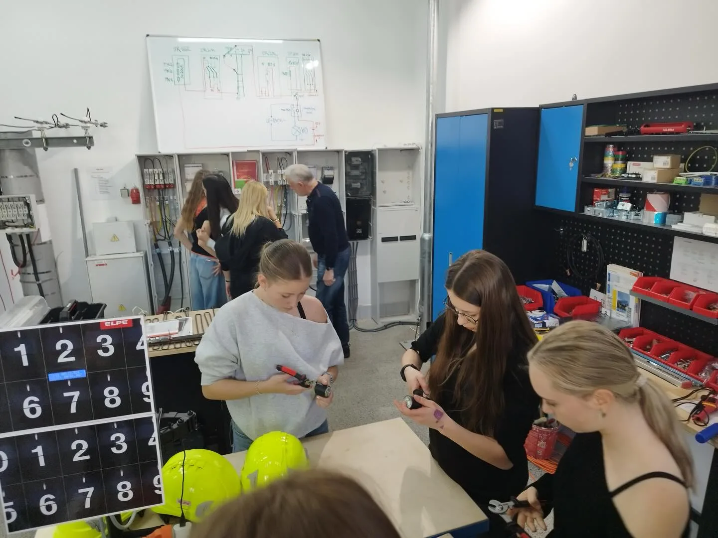 Žáci pracují s nářadím na montážním stole v elektro dílně při projektovém dni