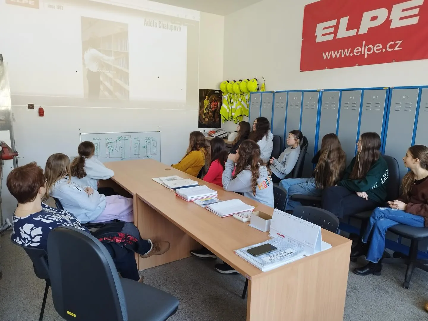Žáci sedí v učebně a sledují prezentaci během projektového dne ELPE