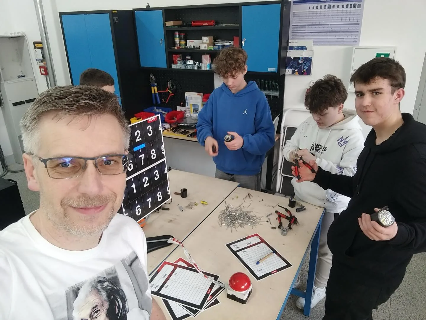 Technik ELPE pracuje se žáky na praktické části v dílně s nářadím a materiálem